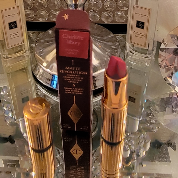 Charlotte Tilbury "AMAZING GRACE" Matte Revolution lipstick NWT 💄 - Picture 2 of 3